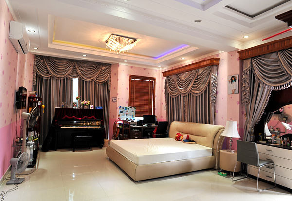 Phòng dành riêng cho con gái lớn của Trang Nhung với họa tiết màu hồng nhạt.